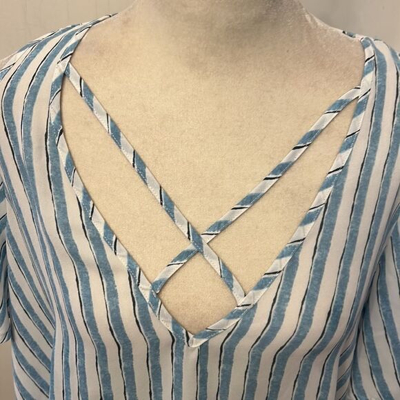 Lush blue white striped cold shoulder V neck blouse Size M EUC - Picture 4 of 8